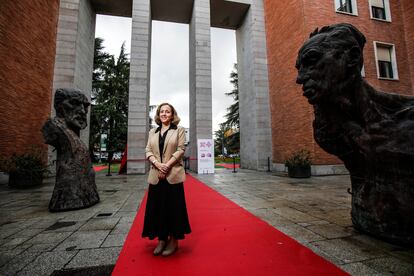 Eloísa del Pino, entre los bustos de Severo Ochoa (derecha) y Santiago Ramón y Cajal, en la sede central del CSIC (Madrid).