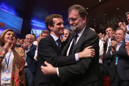 Pablo Casado recibe la felicitación de Rajoy tras ser elegido nuevo presidente del PP al imponerse a Soraya Sáenz de Santamaría en la votación de los compromisarios asistentes al XIX congreso nacional del partido. Casado obtuvo un triunfo mayor de lo esperado al lograr 1.701 (57,2%) de los 2.973 votos emitidos, 451 más que Santamaría. El hasta entonces vicesecretario de Comunicación del partido se impuso a su rival después de sumar a su candidatura a los aspirantes que no pasaron el primer corte de las primarias: María Dolores de Cospedal, José Manuel García Margallo, José Ramón García Hernández y Elio Cabanes. "No puede aspirar a liderar el partido alguien que no está orgulloso de su pasado. Yo lo estoy de José María Aznar, de Mariano Rajoy y de Manuel Fraga", dijo en su discurso ante los compromisarios, tras defender "sin complejos" políticas conservadoras sobre "la vida y la familia".