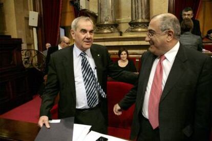 Ernest Maragall, a la izquierda, y Joaquim Nadal, en el Pleno del Parlamento catalán.