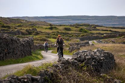 La mejor forma de conocer la isla Inishmore es en bicicleta. En la imagen, la carretera costera que va a dar a la colina de focas.