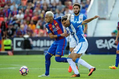 El jugador del Barcelona Neymar lluita per la pilota contra el defensa del Leganés Victor Diaz.