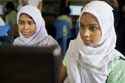 En los ordenadores de las escuelas de la ONG, los niños aprender a escribir su curriculum. La mayoría de los chicos quieren ser empresarios y montar su propio negocio, y las chicas desean llegar a la universidad para ser profesoras, médicas e ingenieras.