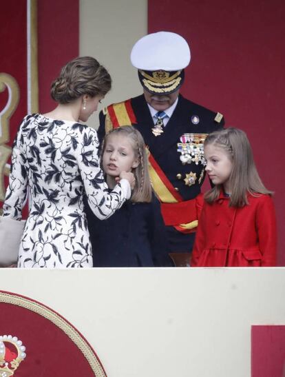 La reina Letizia junto a sus hijas en la tribuna antes de comenzar el desfile.