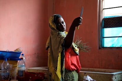 La aprendiz de sanadora Salama sostiene un cuchillo usado para cortar hierbas en la clínica de Bi Mwanahija Mzee en Zanzíbar, Tanzania, 31 de enero de 2019.