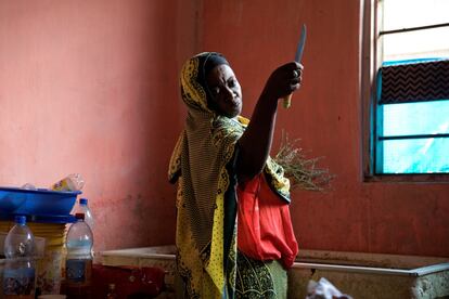 La aprendiz de sanadora Salama sostiene un cuchillo usado para cortar hierbas en la clínica de Bi Mwanahija Mzee en Zanzíbar, Tanzania, 31 de enero de 2019.