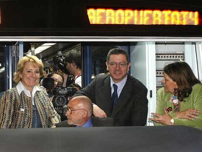 Esperanza Aguirre, Alberto Ruiz-Gallardón y la consejera de Transportes, Elvira Rodríguez, durante la inauguración.