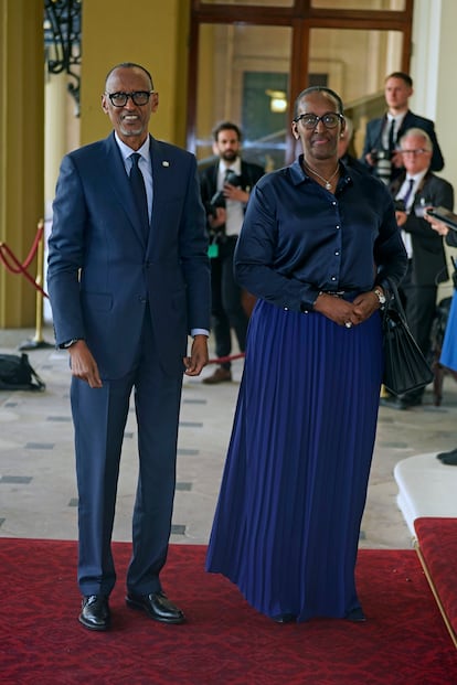 Paul Kagame y Jeannette Kagame, presidente y primera dama de Ruanda, a su llegada a la recepción que Carlos III ofrece en Buckingham a los jefes de Estado y otros invitados a su ceremonia de coronación este sábado 6 de mayo.