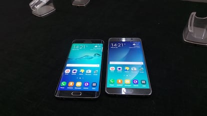 Estos son los dos nuevos terminales de Samsung cuya principal diferencia es que el Note 5 cuenta con pantalla plana y carcasa de cristal curva y el S6 edge+ con pantalla curva y carcasa de cristal trasera plana.