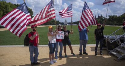 Partidarios de Trump participan ayer en una manifestación en Washington.