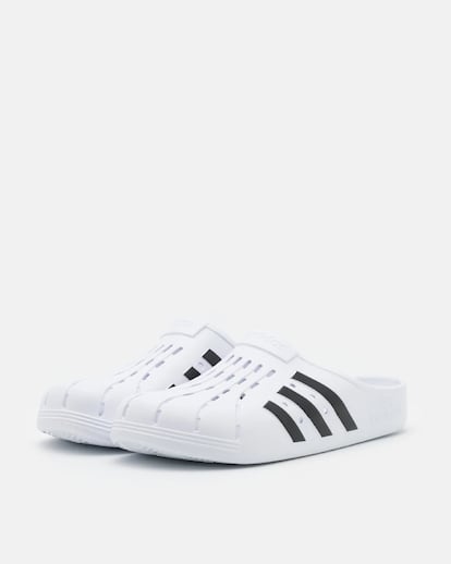 Adidas.
Las veneradas Adilettes se transforman en zuecos para dilatar su estela este otoño más allá de la piscina. Con un guiño también a la zapatilla Superstar de la firma, la triple banda se posa a ambos lados del empeine entre perforaciones que permita una transpiración óptima para nuestros pies. Disponible también en suave melocotón.