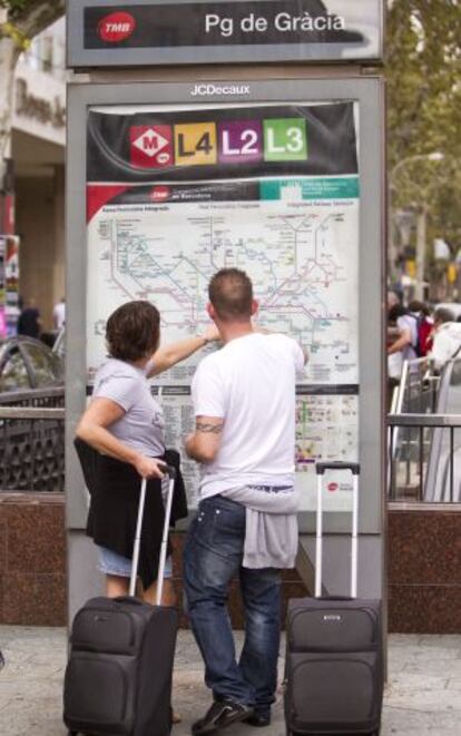 Dos turistas en Barcelona.