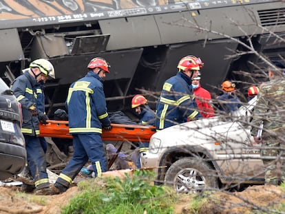 Los bomberos trasladan el cadáver de una víctima de la colisión de trenes en Larisa, este miércoles.