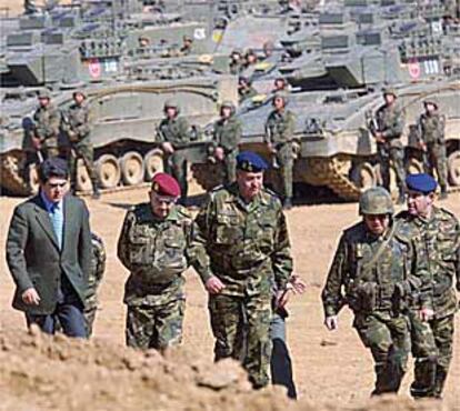 El Rey, ayer, en la base militar de Cerro Muriano, en Córdoba.