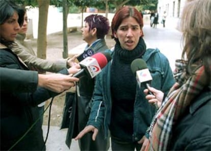 La madre del pequeño encontrado en la guardería habla ayer con los medios de comunicación.