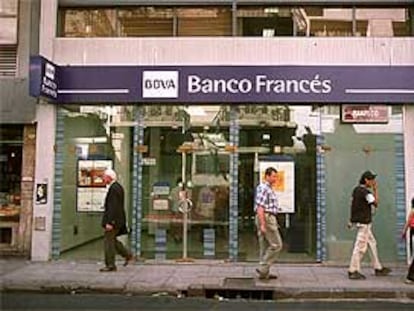 Fachada de una sucursal del Banco Francés, en Buenos Aires