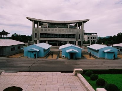 Los famosos edificios azules en los que se firmó el armisticio en Panmunjeom.