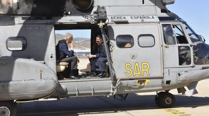 El ministro de Defensa, Pedro Moren&eacute;s, este martes en Las Palmas de Gran Canarias, dentro de un helic&oacute;ptero Superpuma.