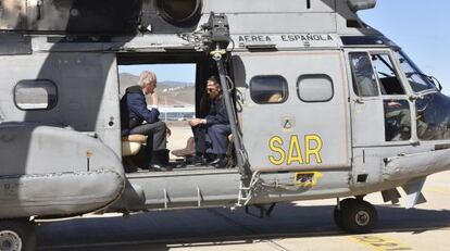El ministro de Defensa, Pedro Morenés, este martes en Las Palmas de Gran Canarias, dentro de un helicóptero Superpuma.