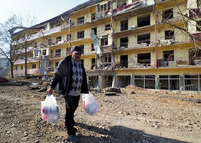 Un hombre pasea por delante de un edificio bombardeado en Shushá.