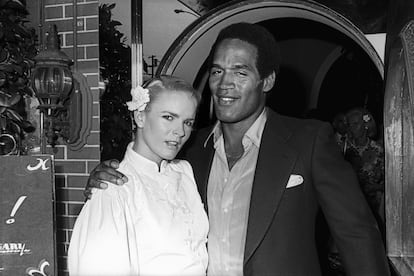 Nicole Brown y O. J. Simpson. 