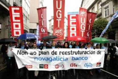 Líderes sindicales encabezan una manifestación por las calles de Santiago de Compostela en protesta contra el plan de reestructuración previsto para Novagalicia Banco.  EFE/archivo