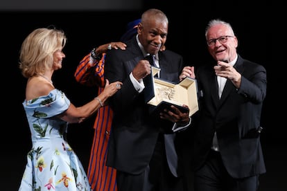 El actor Denzel Washington recibe la Palma de Oro de Honor por sorpresa, en el Festival de Cannes.