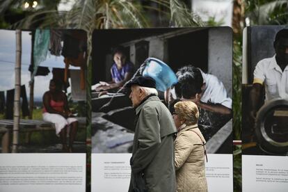 Una pareja pasea en el jardín tropical de la estación de Atocha, entre las obras que componen 'Huellas'.