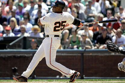 Bonds alcanza ya los 715 'home-runs' en su carrera y se coloca a sólo 40 del récord histórico.