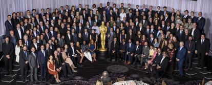 Fotografía de familia de todos los nominados durante el almuerzo de los 89º premios Oscar