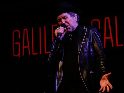 Joaquín Sabina canta en el escenario de la sala Galileo Galilei de Madrid, en abril de 2022.