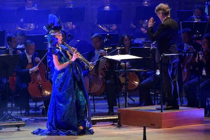 La saxofonista Valentine Michaud y Esa-Pekka Salonen al frente de la Filarmónica de Viena en el estreno mundial de la versión para saxo soprano de 'Peacock Tales' de Anders Hilborg en el Festival de Lucerna.