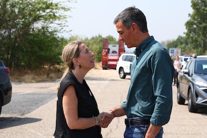 El presidente del Gobierno, Pedro Sánchez, saluda a la presidenta de la Junta de Extremadura, María Guardiola, durante su visita al Puesto de Mando Avanzado (PMA) del incendio de Jarilla, ubicado en la población cacereña de La Granja, este martes. 
