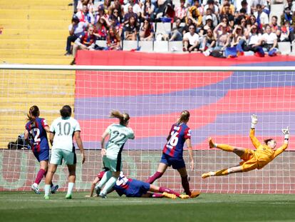 Erin Cuthbert marca para el Chelsea frente al Barcelona.