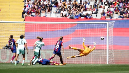 Erin Cuthbert marca para el Chelsea frente al Barcelona.