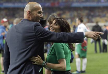 El entrenador del Real Madrid, Zinedine Zidane, junto a su esposa, Veronique, celebran la victoria del equipo blanco en Kiev (Ucrania).