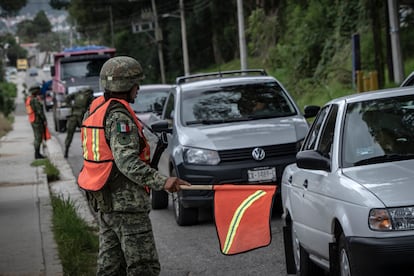 Un retén del Ejército mexianco en San Cristóbal de las Casas, tras una oleada de violencia en junio de 2022.