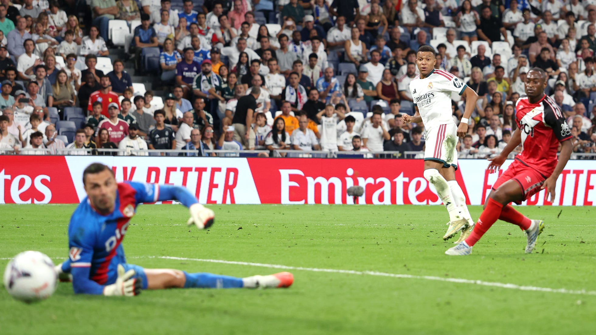 Real Madrid avanza con errores de Rayo