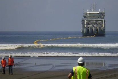 Imagen de un barco instalador de cables submarinos de fibra óptica.