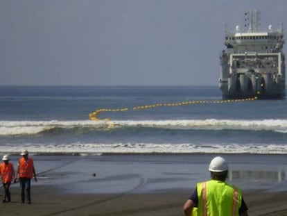 Imagen de un barco instalador de cables submarinos de fibra óptica.