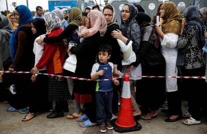 Un grupo de refugiados hacen cola el martes para recibir ayuda humanitaria en el aeropuerto Hellenikon de Atenas (en desuso). 