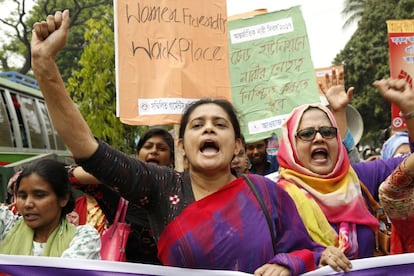 Várias mulheres assistem a uma manifestação convocada pelo Instituto de Estudos Trabalhistas de Bangladesh, em Dacca.