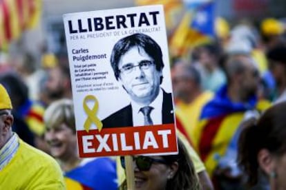 Un cartel pide la libertad del expresident Carles Puigdemont en una manifestación independentista.