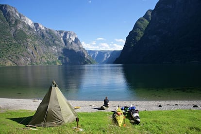 Los fiordos de Geirangerfjord y Nærøyfjord (en la foto) están situados a 120 kilómetros de distancia entre sí, en la costa suroeste de Noruega, y figuran entre los mayores del mundo: sus paredes de roca cristalina emergen de la superficie del mar desde una profundidad de 500 metros y se elevan hasta 1.400 metros de altitud. Rodeados de cascadas y frondosa vegetación.