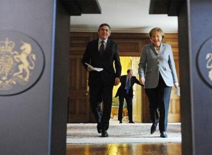 El primer ministro británico, Gordon Brown, y la canciller alemana, Angela Merkel, llegan juntos a una rueda de prensa en Downing Street.