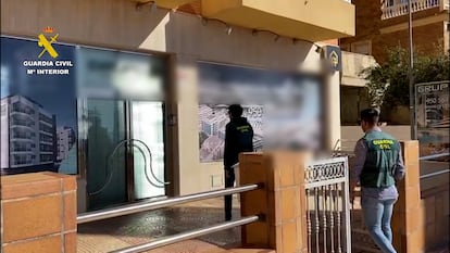 Agentes de la Guardia Civil entran en la sede de Grupo 21 durante la operación Posidonia.