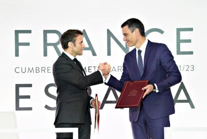 Sánchez y Macron firman el tratado de amistad entre España y Francia en la cumbre.