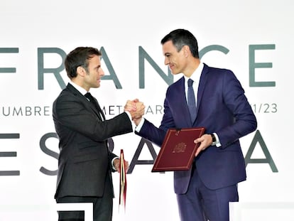 El presidente de Francia, Emmanuel Macron, y el presidente del Gobierno de España, Pedro Sánchez, se dan la mano este jueves en Barcelona tras firmar el tratado de amistad hispano-francés.