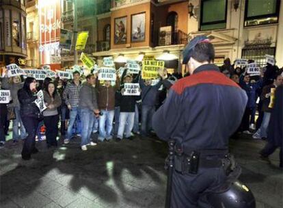 Decenas de personas se manifestaron ayer en Badalona contra el cierre de locales en Can Ribó.