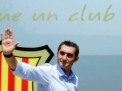 Valverde posa en la puerta de las oficinas del Camp Nou.