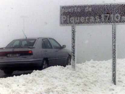 Aspecto que pesentaba el Puerto de Piqueras, que comunica La Rioja y Madrid por Soria, que se ha abierto esta mañana, tras permanecer cerrado por la noche para vehículos pesados.